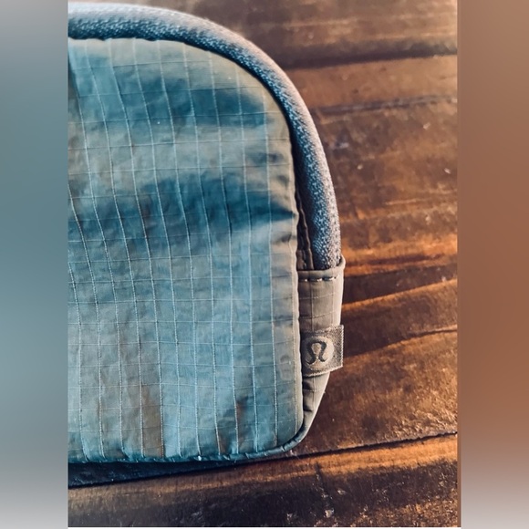 Lululemon Mini Belt Bag 0.7L NWT - Picture 3 of 13